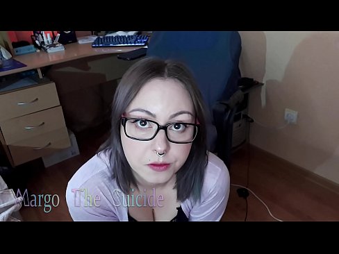 ❤️ 戴眼鏡的性感女孩在鏡頭前深吸假陽具 超級色情 在我們