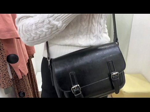 ❤️ 年輕婊子 FeralBerry 在試衣間用假陽具公開自慰 超級色情 在我們