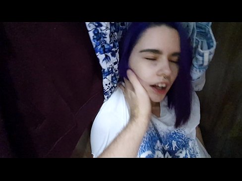 ❤️ 在壁櫥裡找到我姐姐並幫她射精 超級色情 在我們